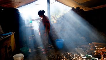 Una mujer calienta agua en una tienda en Dhunche, distrito de Rauwa. Muchos perdieron sus hogares. (EFE)