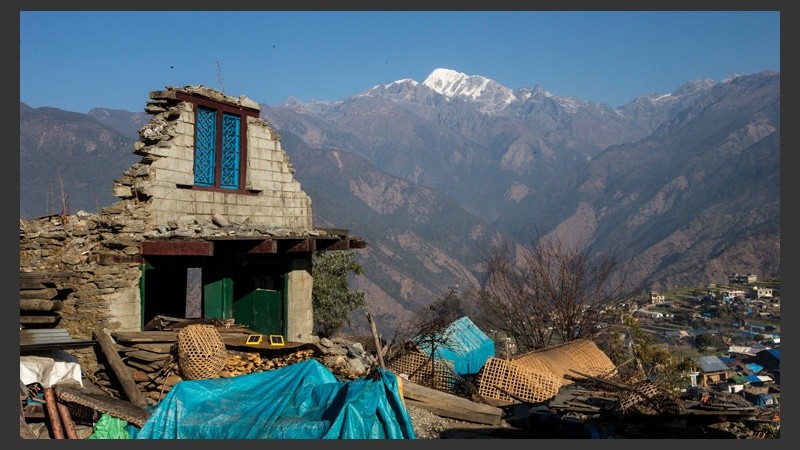 Vista de una de las viviendas destruidas delante del monte Boudha, en la localidad de Barpak, distrito de Gorkha. (EFE)