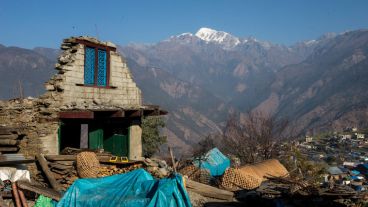 Vista de una de las viviendas destruidas delante del monte Boudha, en la localidad de Barpak, distrito de Gorkha. (EFE)