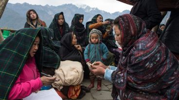 Un grupo de mujeres reúnen dinero durante su reunión mensual en la localidad de Barpak, distrito de Gorkha. (EFE)
