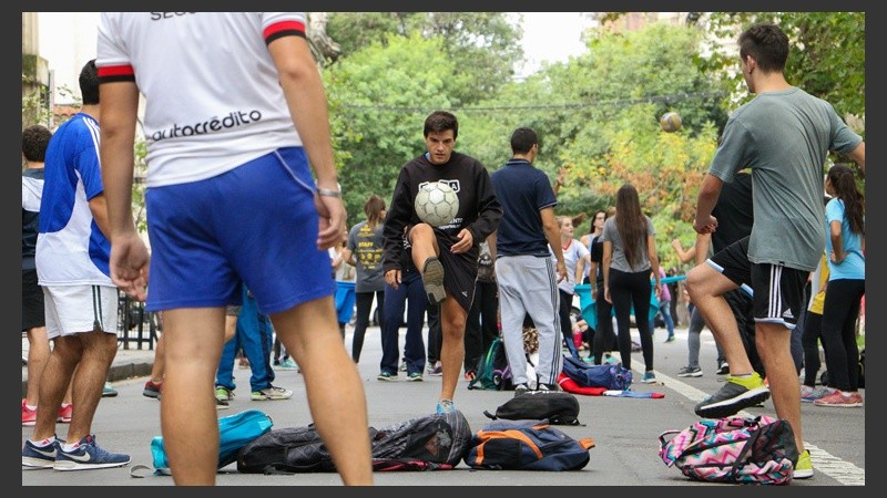 Los alumnos en una clase abierta este jueves. Aseguran que las condiciones edilicias de la institución no son las mejores. (Alan Monzón/Rosario3.com)