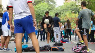 Los alumnos en una clase abierta este jueves. Aseguran que las condiciones edilicias de la institución no son las mejores. (Alan Monzón/Rosario3.com)