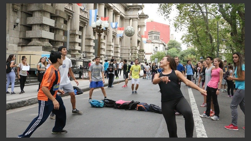 Clase abierta frente a Gobernación de los alumnos del Isef 11.