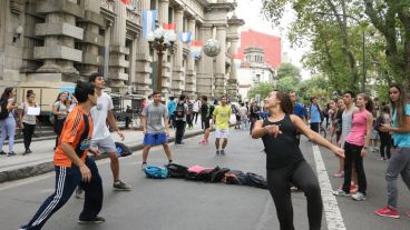 Clase abierta frente a Gobernación de los alumnos del Isef 11. (Alan Monzón/Rosario3.com)