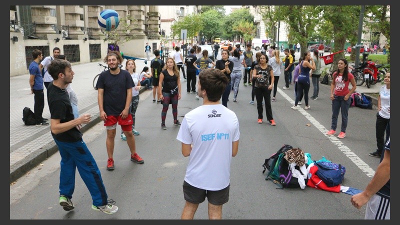 Alumnos por calle Santa Fe. (Alan Monzón/Rosario3.com)