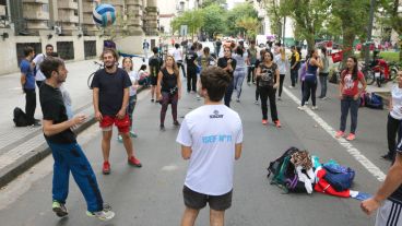 Alumnos por calle Santa Fe. (Alan Monzón/Rosario3.com)
