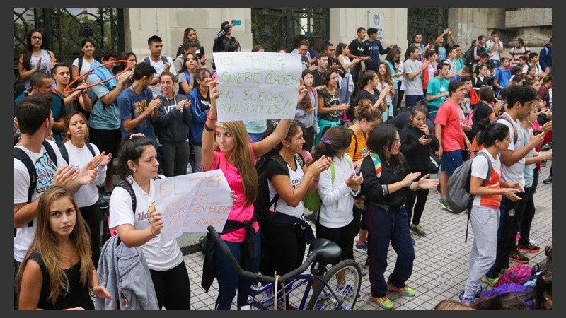 “La seguridad no estaba brindada como decían”, dijeron los alumnos. (Alan Monzón/Rosario3.com)