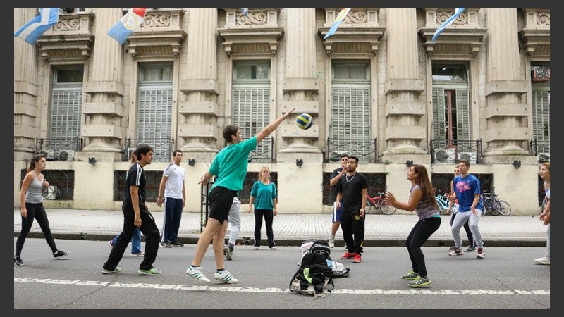Voley por calle Santa Fe. La protesta se transformó en un juego.