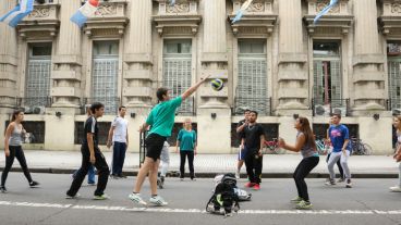 Voley por calle Santa Fe. La protesta se transformó en un juego. (Alan Monzón/Rosario3.com)