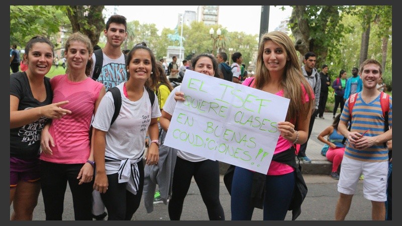 Volvieron a protestaron por las condiciones edilicias. (Alan Monzón/Rosario3.com)