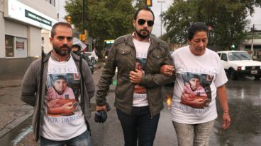 Familiares del joven marcharon desde Colombia y La Paz hasta el lugar del siniestro. (Alan Monzón/Rosario3.com)