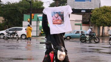 Un motociclista que participó de la marcha muestra una remera en pedido de justicia. (Alan Monzón/Rosario3.com)