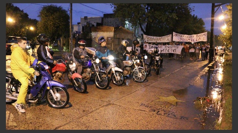 La movilización terminó en Río Negro y Campbell, lugar donde se produjo el siniestro. (Alan Monzón/Rosario3.com)