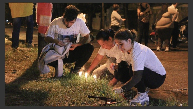 Familiares prendieron velas en el lugar. (Alan Monzón/Rosario3.com)