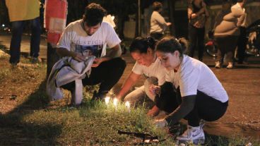 Familiares prendieron velas en el lugar. (Alan Monzón/Rosario3.com)
