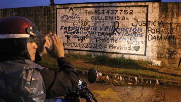 "Justicia por Damián", se puede leer en el paredón que da a calle Río Negro. (Alan Monzón/Rosario3.com)