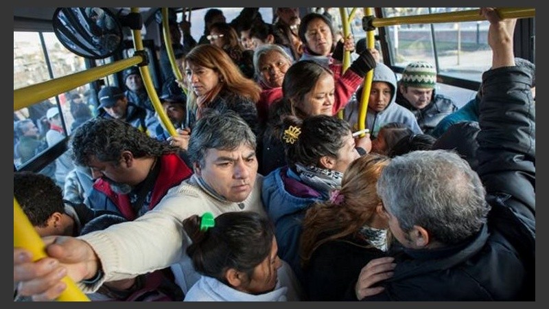 La mayoría de las mujeres padecen acoso cuando usan el transporte público.
