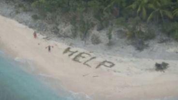 El mensaje que los náufragos escribieron en la arena.