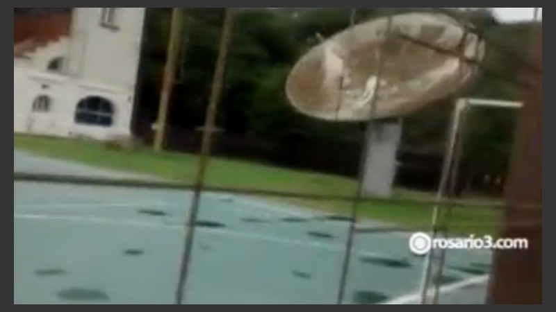 El video muestra los pozos en el piso de la cancha de deportes.