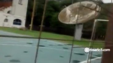 El video muestra los pozos en el piso de la cancha de deportes.