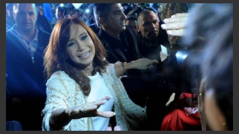 Cristina saluda a los militantes al llegar a Aeroparque.