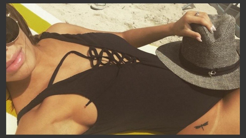 Lali descansa y deja ver su libélula. 