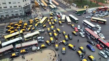 Piquetes de taxistas en varias calles porteñas.