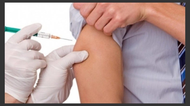 La vacuna se aplica en forma totalmente gratuita en hospitales y centros de salud.