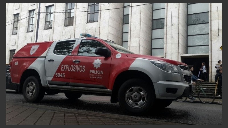 La Brigada de Explosivos se hizo presente en Tribunales.