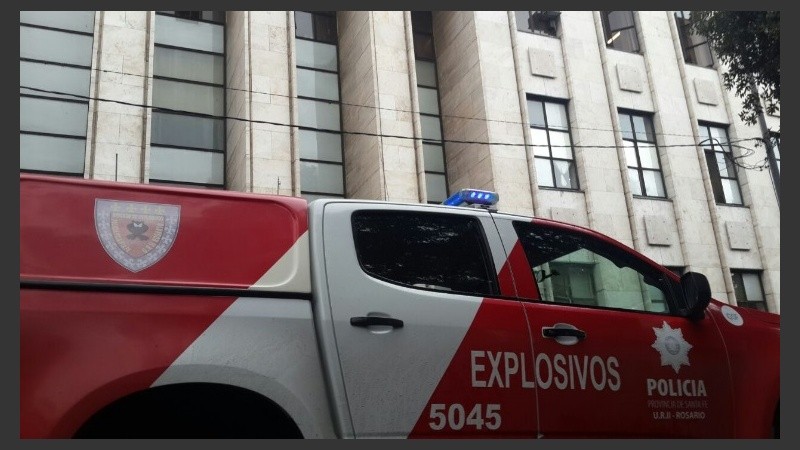 La Brigada de Explosivos se hizo presente en Tribunales.