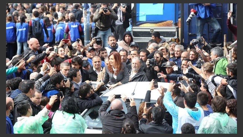 Mientras llegaba Cristina, los jóvenes de pechera azul se ocupaban de la seguridad.