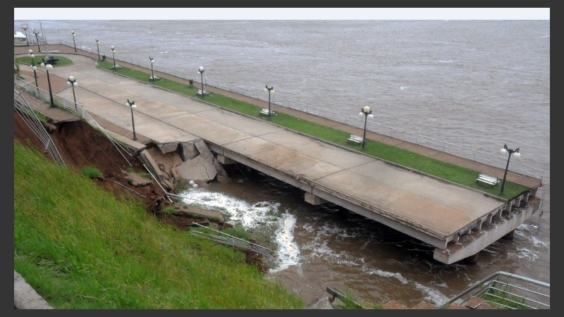 Parte del paseo ribereño del Campo de la Gloria cedió el lunes último. 