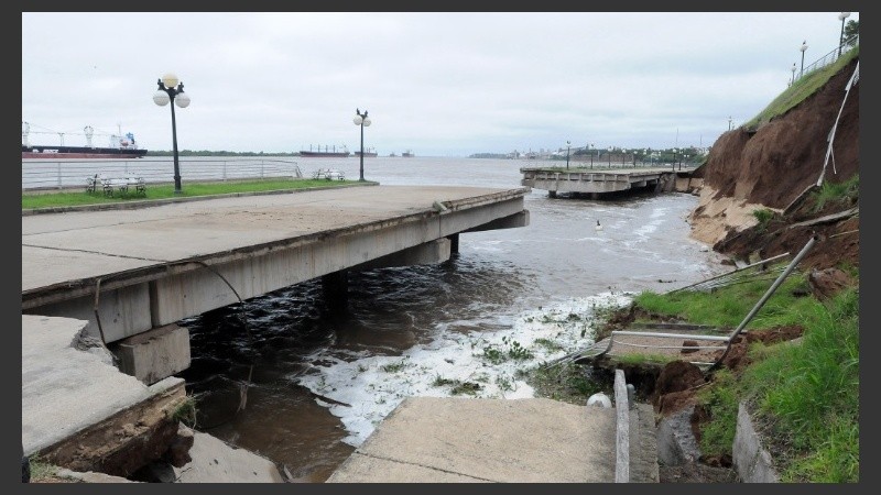 Parte del paseo ribereño del Campo de la Gloria cedió el lunes último. 