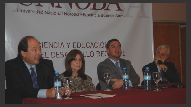 Emma Ilia al lado del ex presidente de la UCR Ernesto Sanz.