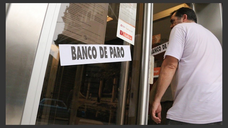 Así se ve la entrada de uno de los bancos de la city rosarina. (Alan Monzón/Rosario3.com)