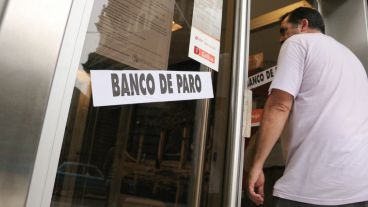 Así se ve la entrada de uno de los bancos de la city rosarina. (Alan Monzón/Rosario3.com)