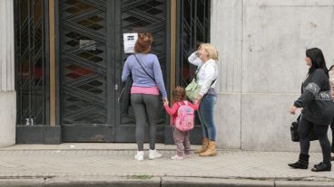 Una señora se lamenta tras llegar a la puerta del banco. Un cartel anunciando el paro le dio la noticia. (Alan Monzón/Rosario3.com)