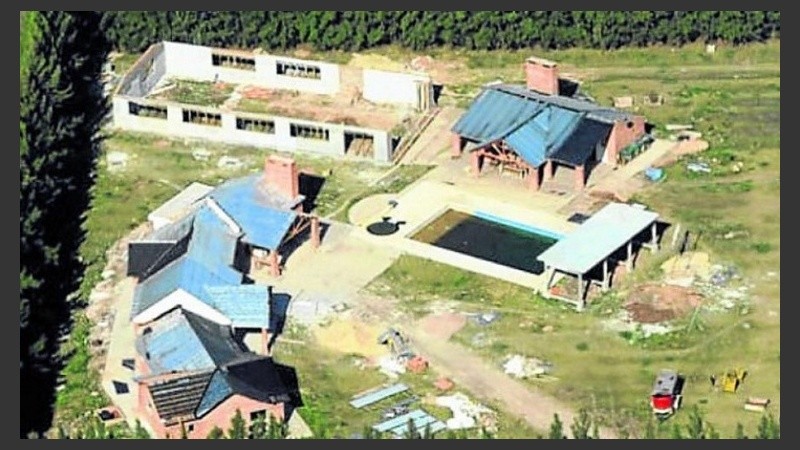 Otro ejemplo: la mansión que Los Monos construían en Pérez.  