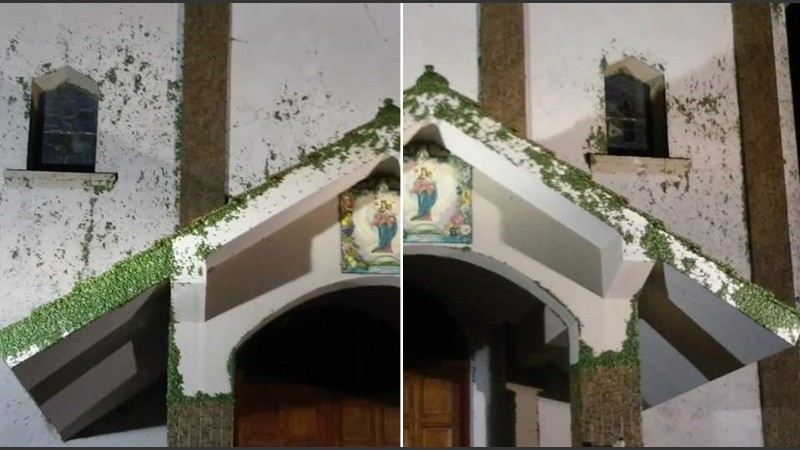 La extraña imagen de la iglesia copada por los insectos.