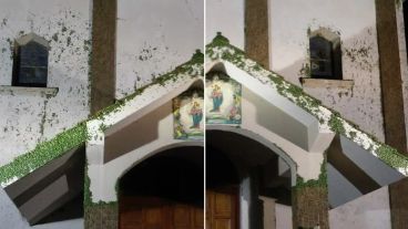 La extraña imagen de la iglesia copada por los insectos.