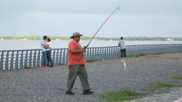 Para muchos, la pesca es una cuestión de amor. (Alan Monzón/Rosario3.com)