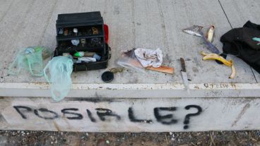 Caja de pesca y otras pertenencias de uno de los pescadores que se acercó al río. (Alan Monzón/Rosario3.com)