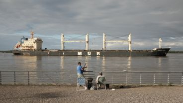 Reposera, algo para tomar, y todo el río por delante para pescar y desconectarse un rato. (Alan Monzón/Rosario3.com)