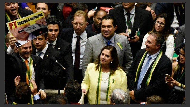 Suma tensión tanto en el Parlamento como en las calles brasileñas.