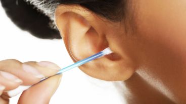 Los hisopos pueden irritar la piel delicada del canal auditivo, introducir bacteras o incluso perforar el tímpano.