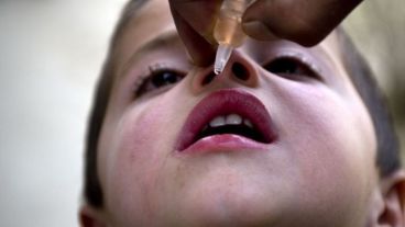 La poliomielitis es una enfermedad transmisible que no tiene cura, pero se previene a través de vacunas.