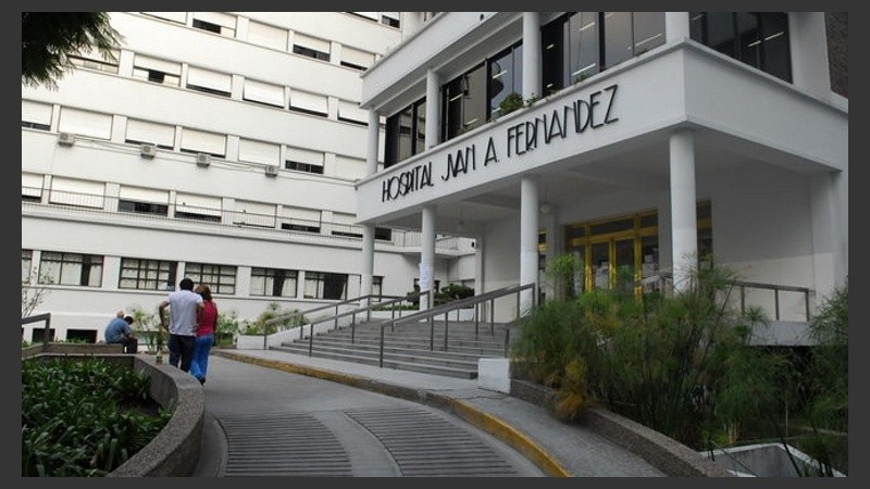En los hospitales Fernández y Argerich permanecen internados en estado crítico tres varones y una mujer.
