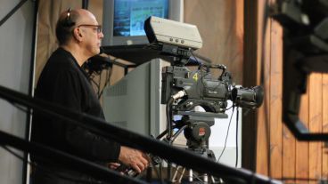 Una de los cámaras durante la salida en vivo del programa. (Rosario3.com)