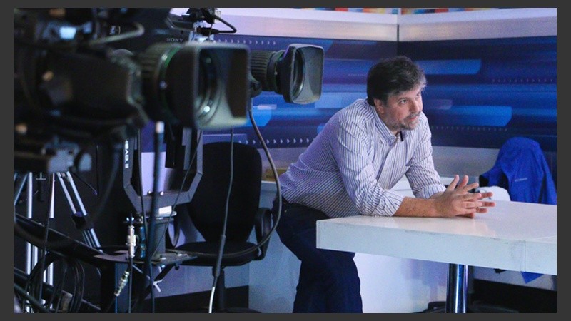 El productor Marcelo Santecchia da las últimas indicaciones antes del inicio del programa. (Alan Monzón/Rosario3.com)