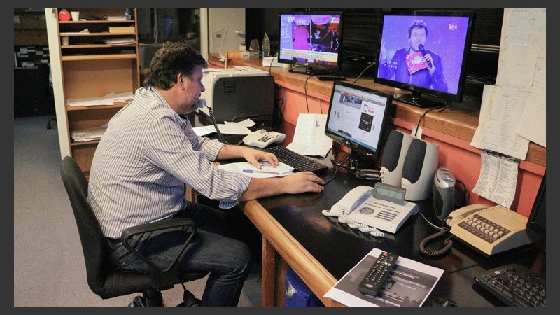 En la sala de producción se diagrama y coordina el guión del noticiero. (Alan Monzón/Rosario3.com)